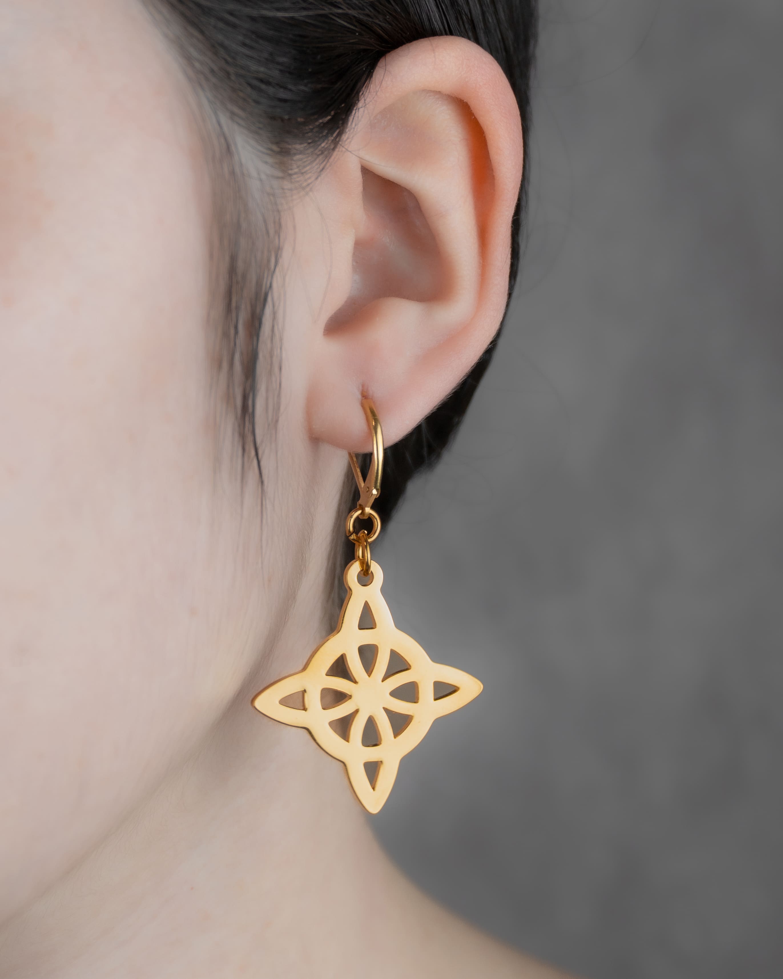 Gold Nudo de Bruja (Acero Inoxidable) | Aritos y Collar