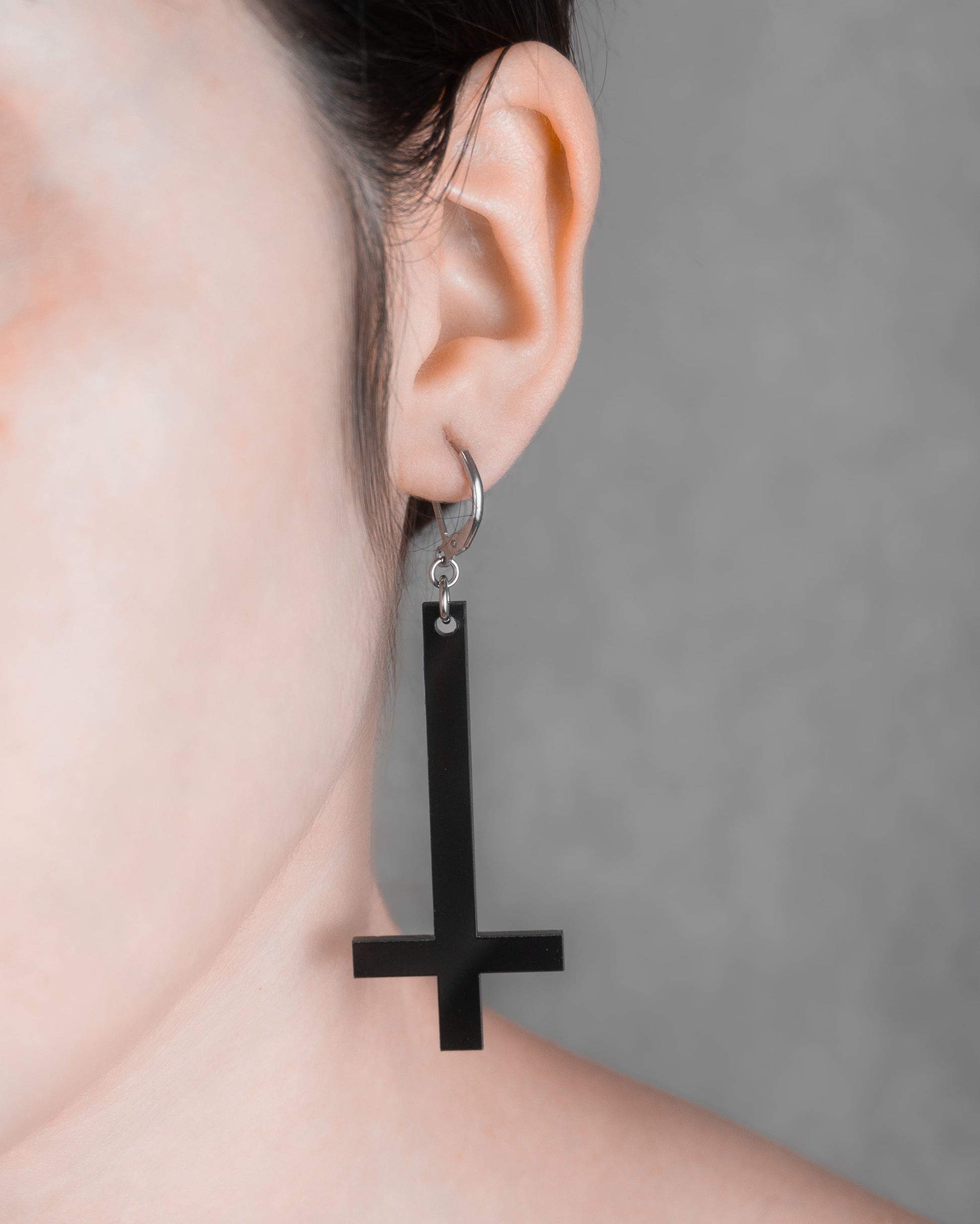Cruz Invertida | Aritos y Collar