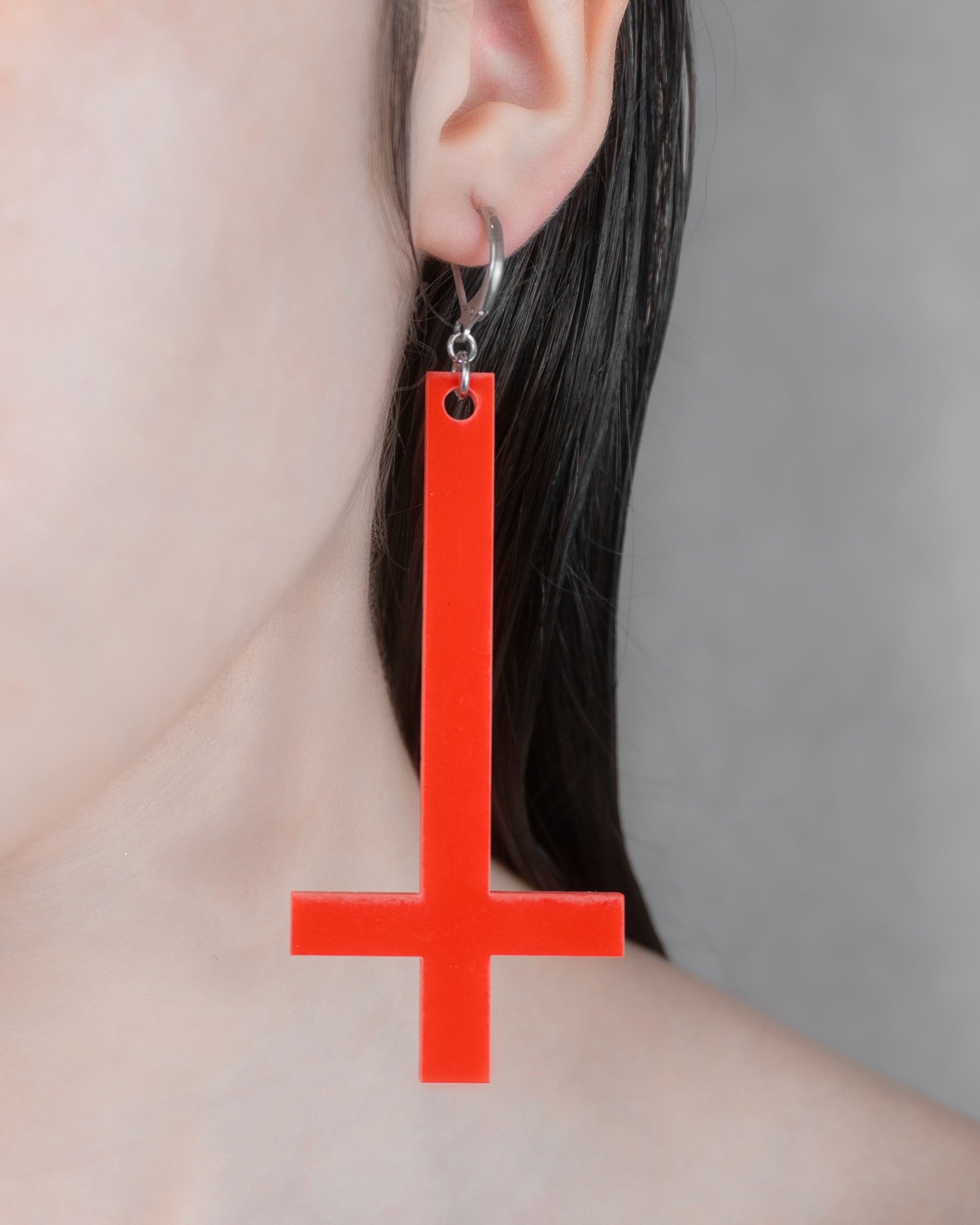 Cruz Invertida | Aritos y Collar