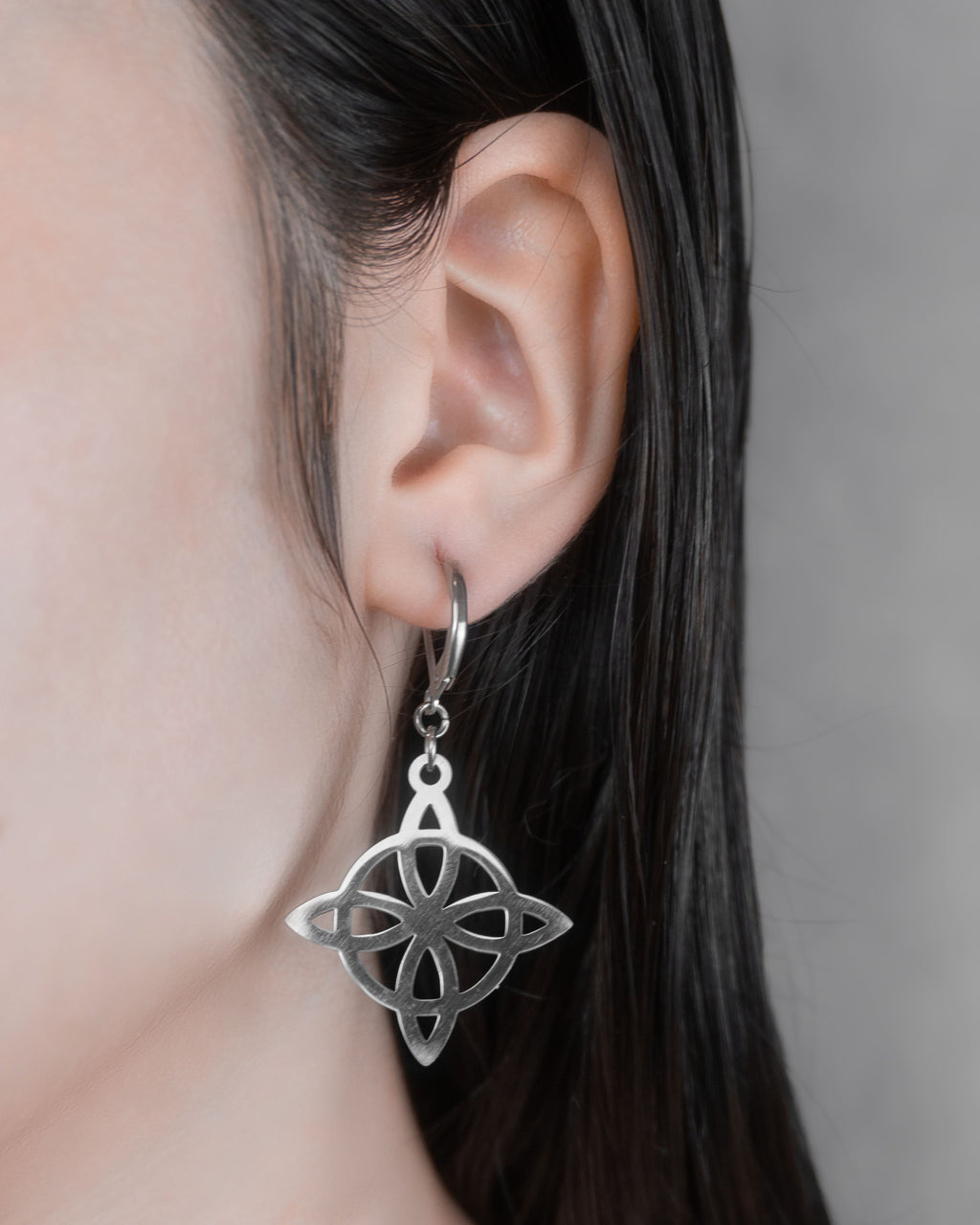 Nudo de Bruja (Acero Inoxidable) | Aritos y Collar