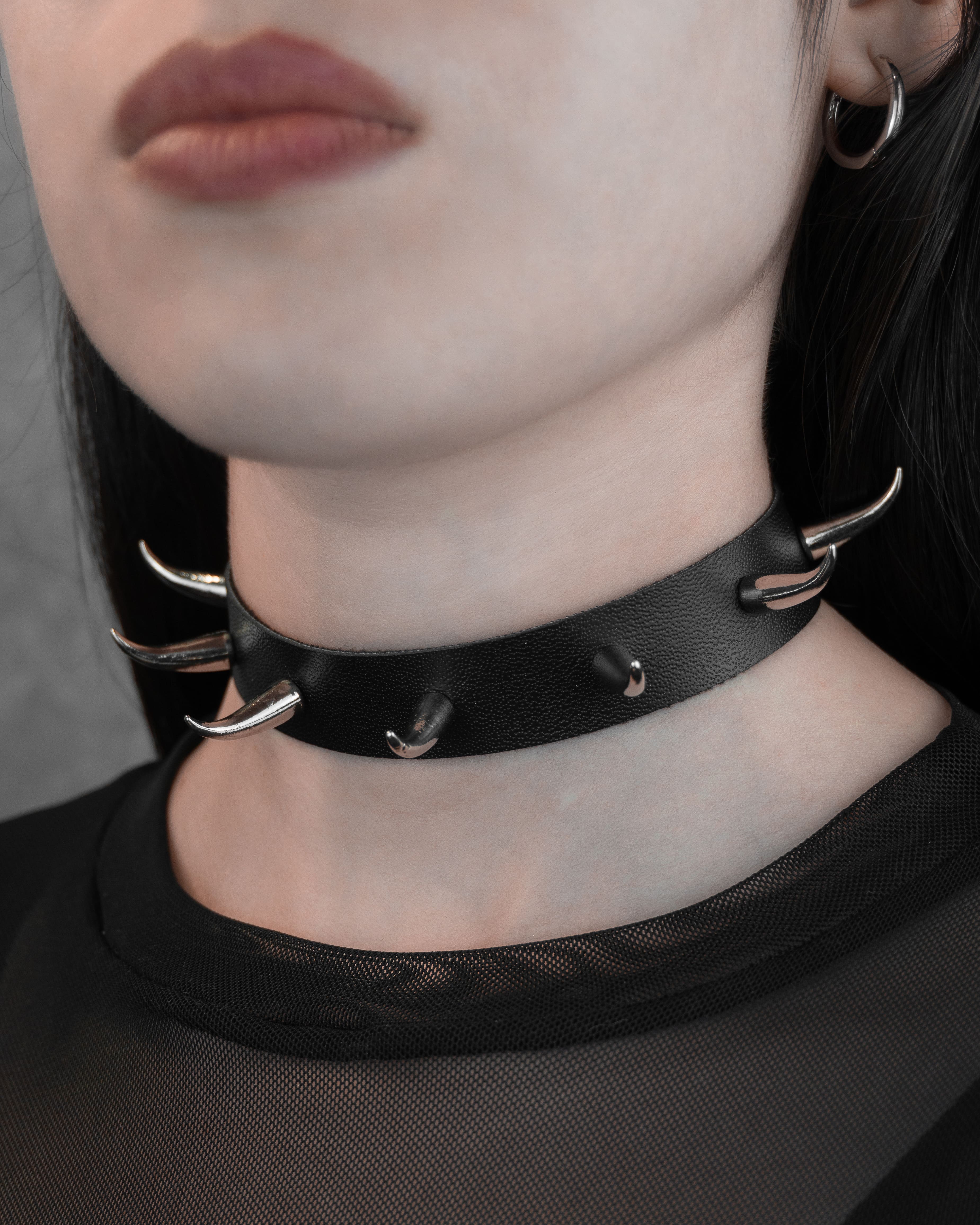 Spikes Fang | Choker