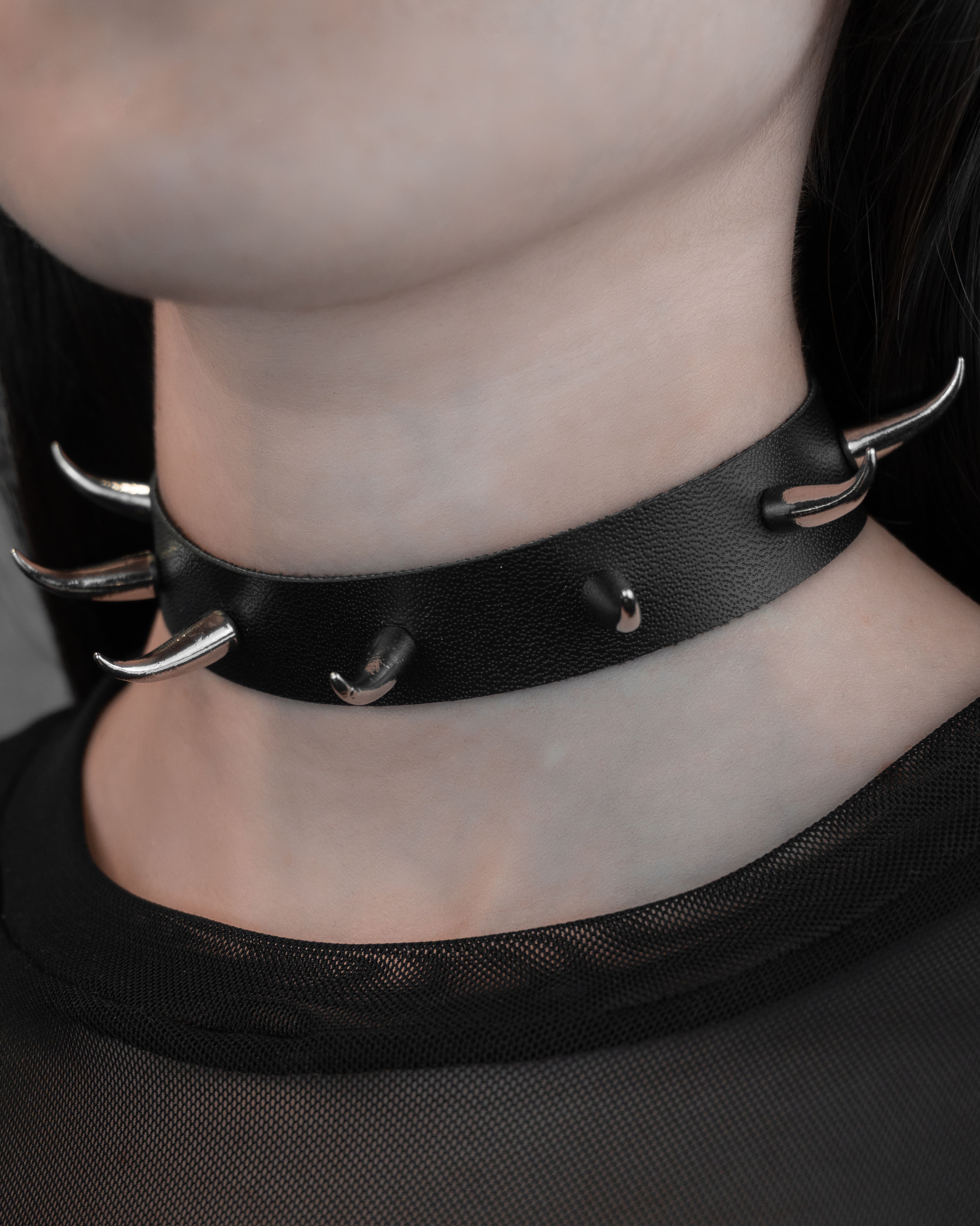 Spikes Fang | Choker