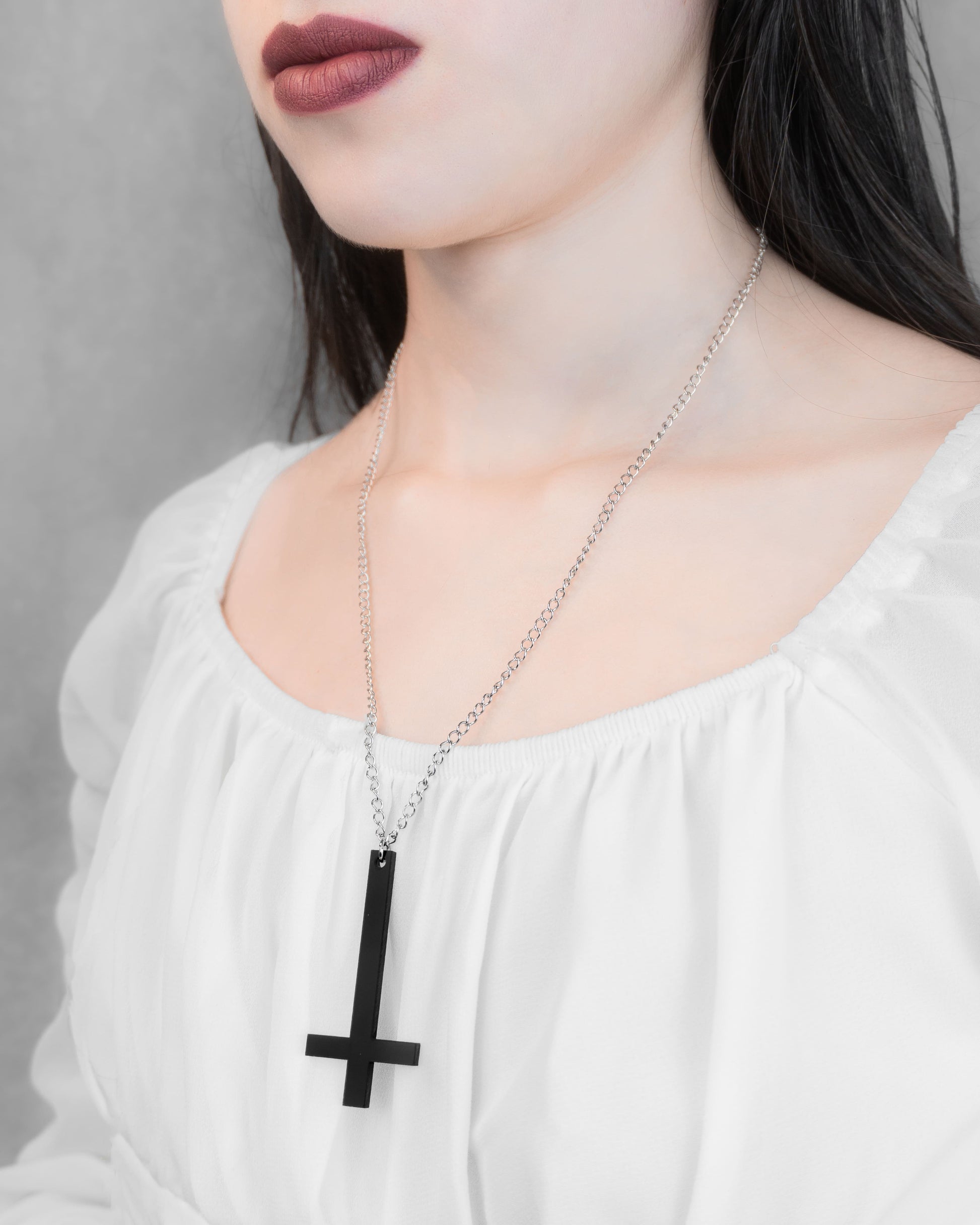 Cruz Invertida | Aritos y Collar