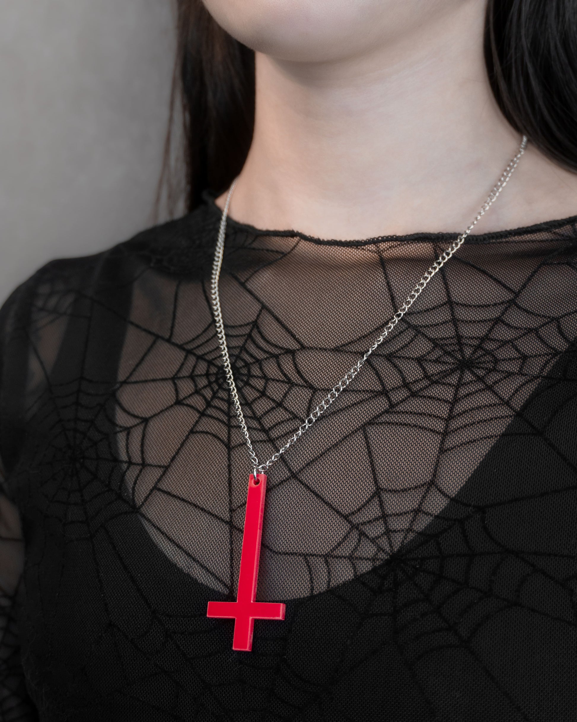 Cruz Invertida | Aritos y Collar